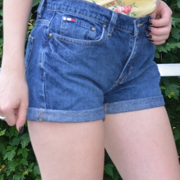 WINTER SALE: Classic Tommy Hilfiger Jean Shorts - Picture 4 of 7